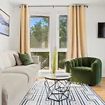New Bright Capitol Hill Condo, Great Location Views